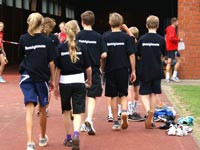 Leichtathleten des Gymnasium Remigianum auf dem Weg zur Laufstaffel