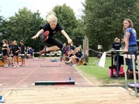 Leichtathletin des Gymnasium Remigianum, Lea Rickert, beim Weitsprung