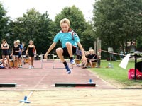 Leichtathlet des Gymnasium Remigianum, Rorik Herbst, beim Weitsprung